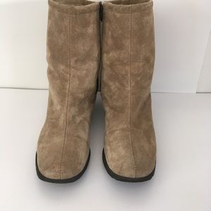 Women’s suede winter boot with fleece lining